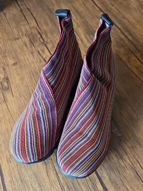 bernie mev. NWOT Women's Maile Wedge Ankle Booties
